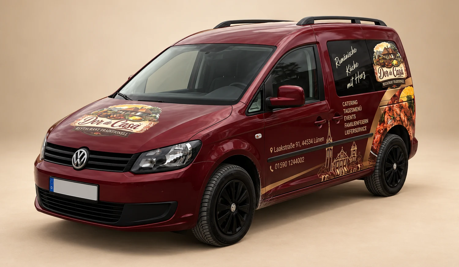 Der exklusiv folierte Dor-de-Casă-Lieferwagen in Bordeaux: Logo auf der Motorhaube, Schriftzug „Rumänische Küche mit Herz“, Catering, Tagesmenü, Events, Familienfeiern und Lieferservice sowie Adresse und Telefonnummer auf der Seite